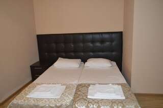 Отель Hotel Sea Гагра Просторный двухместный номер с 2 отдельными кроватями-13